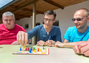 Männer spielen Mensch-ärgere-dich-nicht